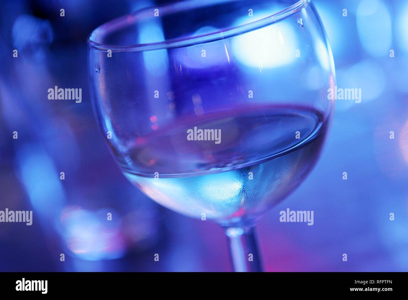 DEU Germania: bicchiere di vino bianco in un bar, tavolo in metallo, luce blu. Foto Stock