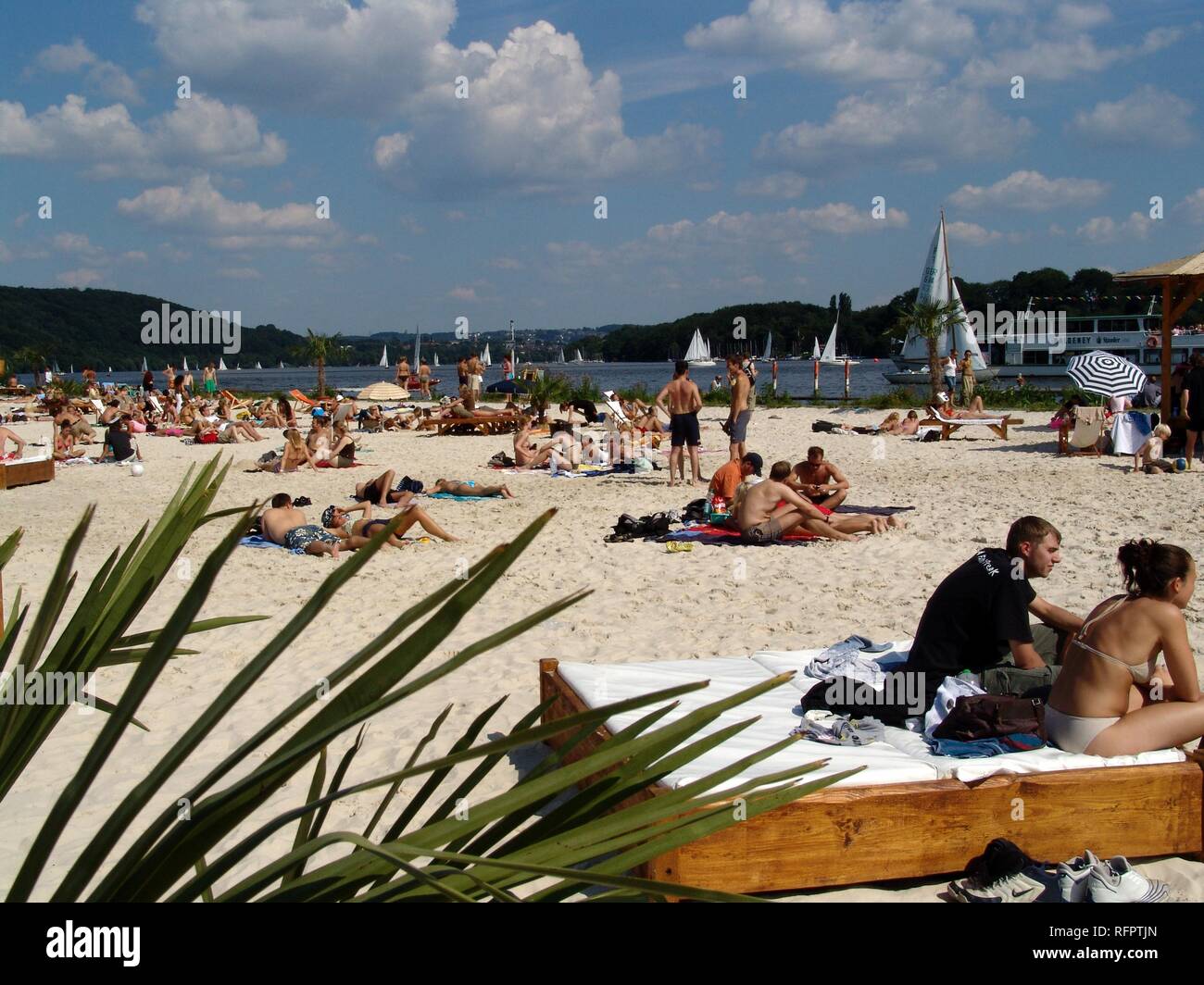 DEU, Germania, Essen : lago Baldeneysee, fiume Ruhr. Artificiale di spiaggia di sabbia per la refrigerazione e divertimento presso la riva della Ruhr. Seaside Beach Foto Stock