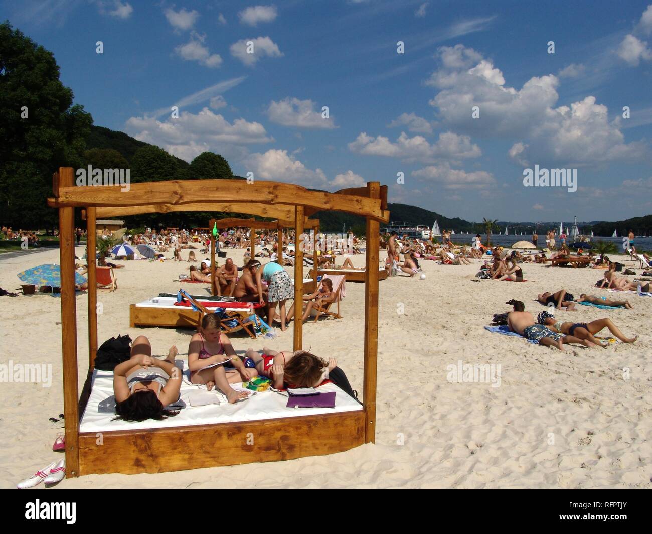 DEU, Germania, Essen : lago Baldeneysee, fiume Ruhr. Artificiale di spiaggia di sabbia per la refrigerazione e divertimento presso la riva della Ruhr. Seaside Beach Foto Stock