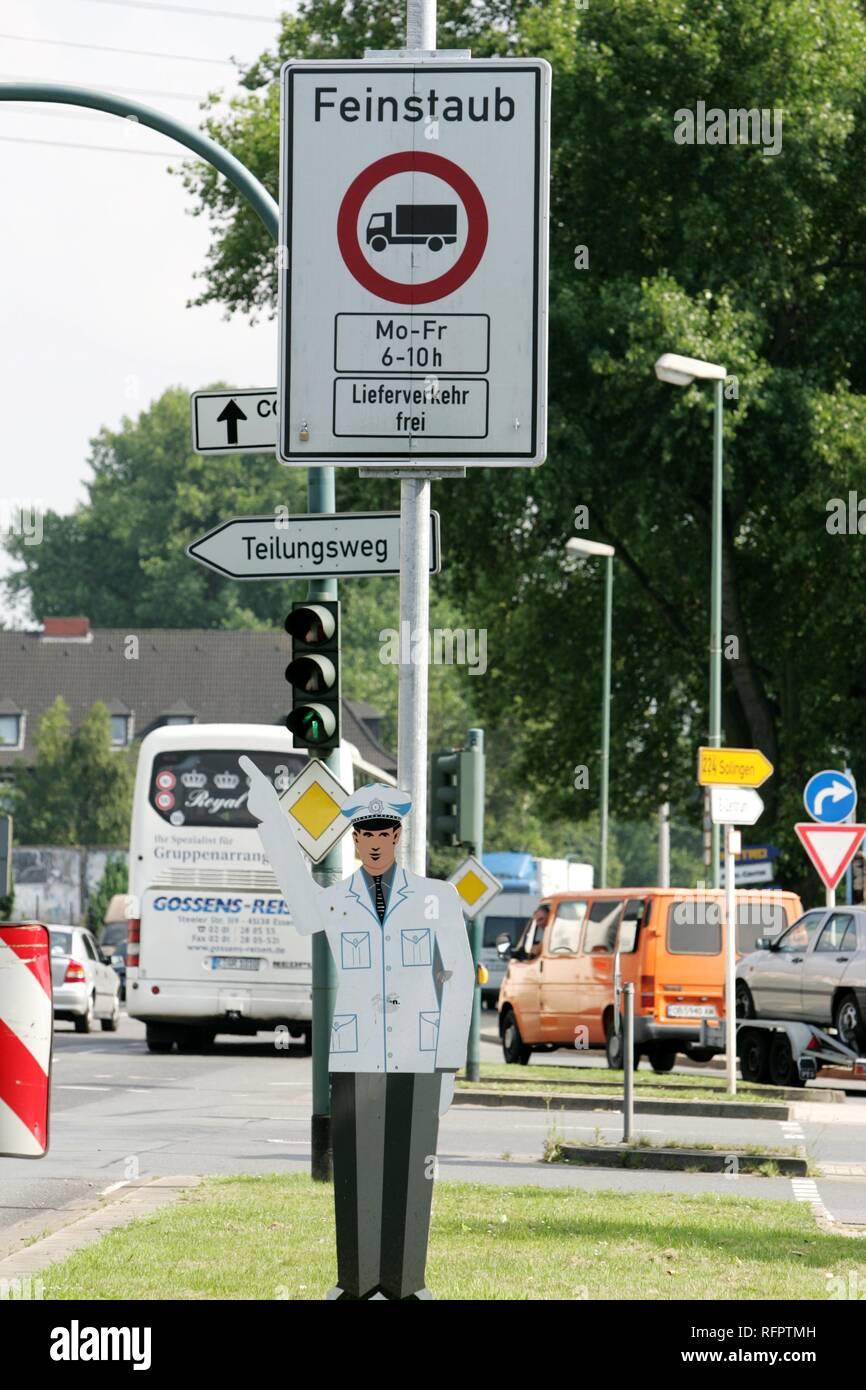 DEU, Germania : Essen, Gladbecker Strasse, una delle aree più inquinate in Renania Settentrionale - Westfalia e in Germania. Elevata concentrazione Foto Stock