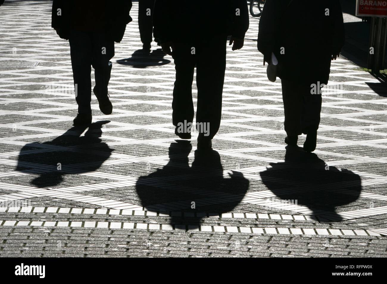 DEU, Germania, Gelsenkrichen: le ombre di persone su strada. Foto Stock