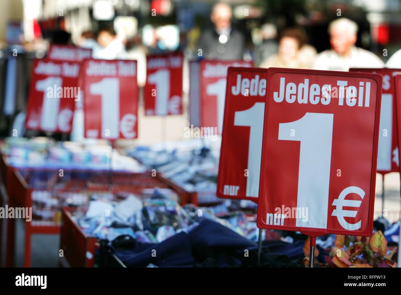 DEU, Germania, Gelsenkirchen: molto a buon mercato offerte di un discount. Ogni pezzo per 1 Euro. Foto Stock