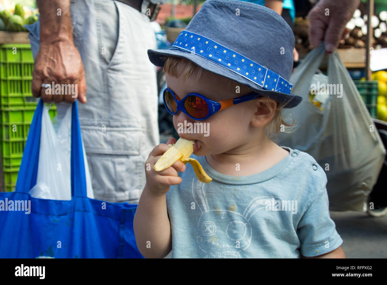 Un giovane ragazzo di mangiare un delizioso dessert banana, un buon sostituto per caramelle e altri dolci. Santa Ana, Costa Rica Foto Stock