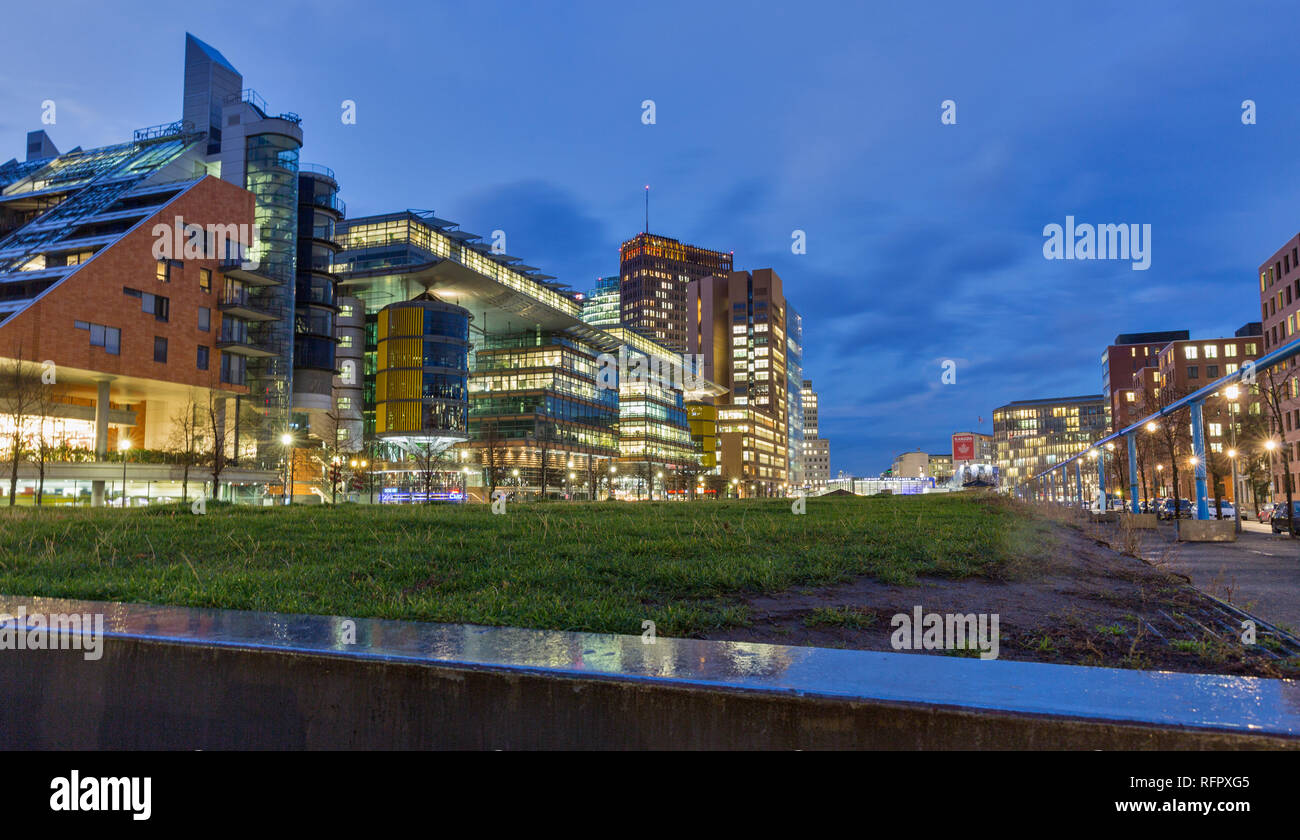 Berlino, Germania - 13 novembre 2018: la moderna architettura futuristica in notturna a Tilla Durieux parco di fronte a Potsdamer Platz. Berlino è la capitale Foto Stock