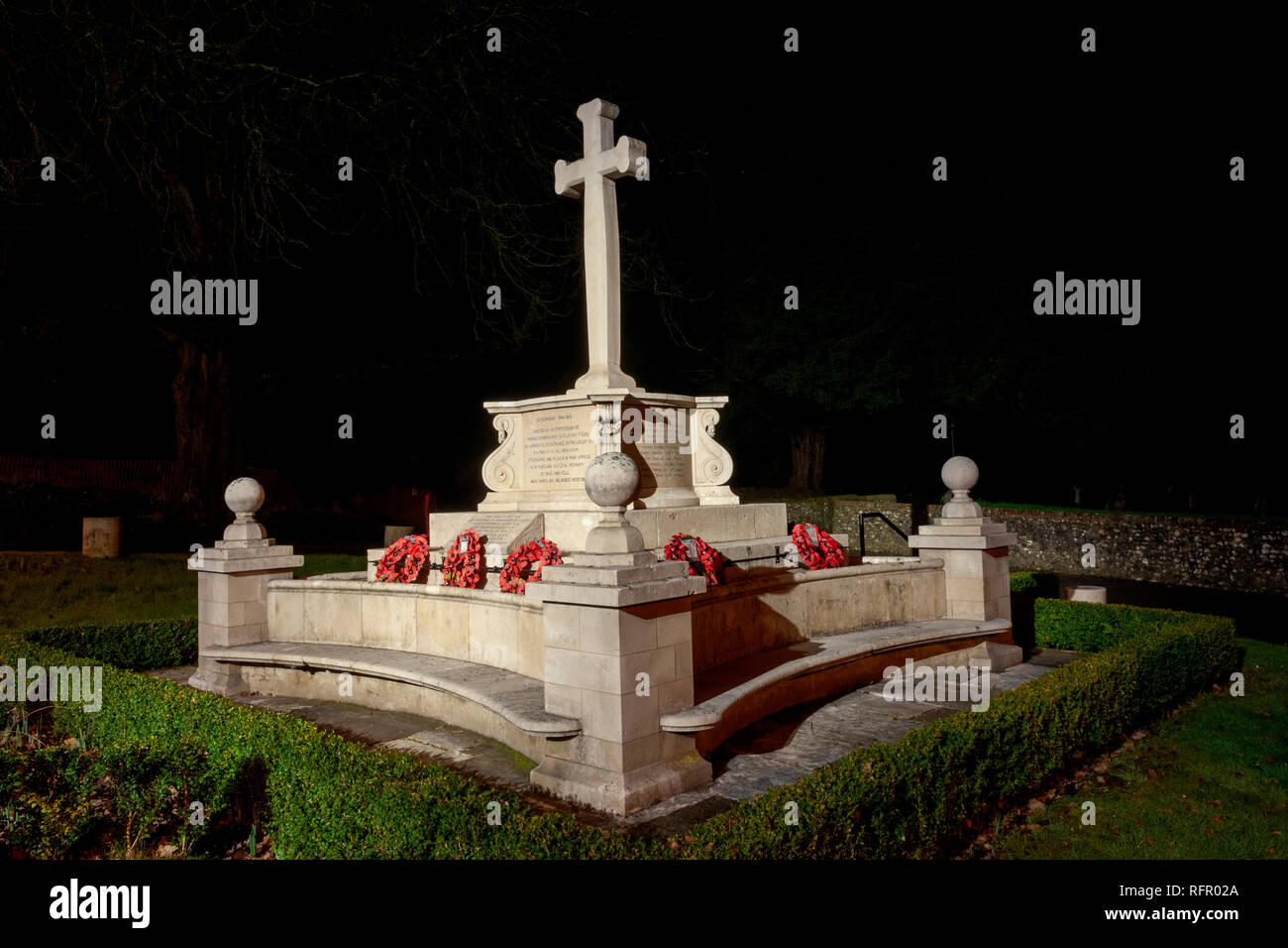Otterbourne War Memorial - St Mathews chiesa -- Strada principale, Otterbourne, Hampshire, Inghilterra, Regno Unito. Foto Stock