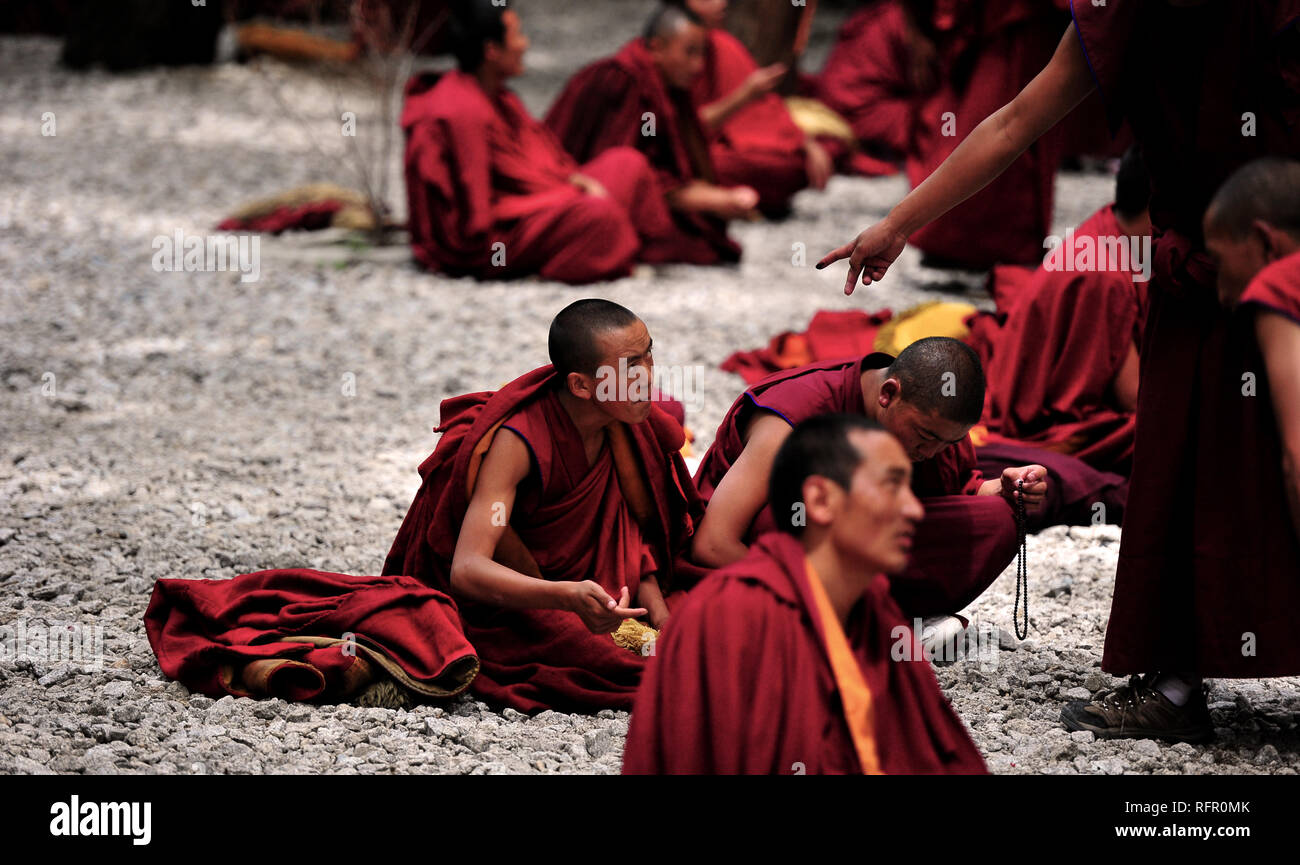 I monaci a discutere nel cortile a discutere al Monastero di Sera, Lhasa, in Tibet Foto Stock