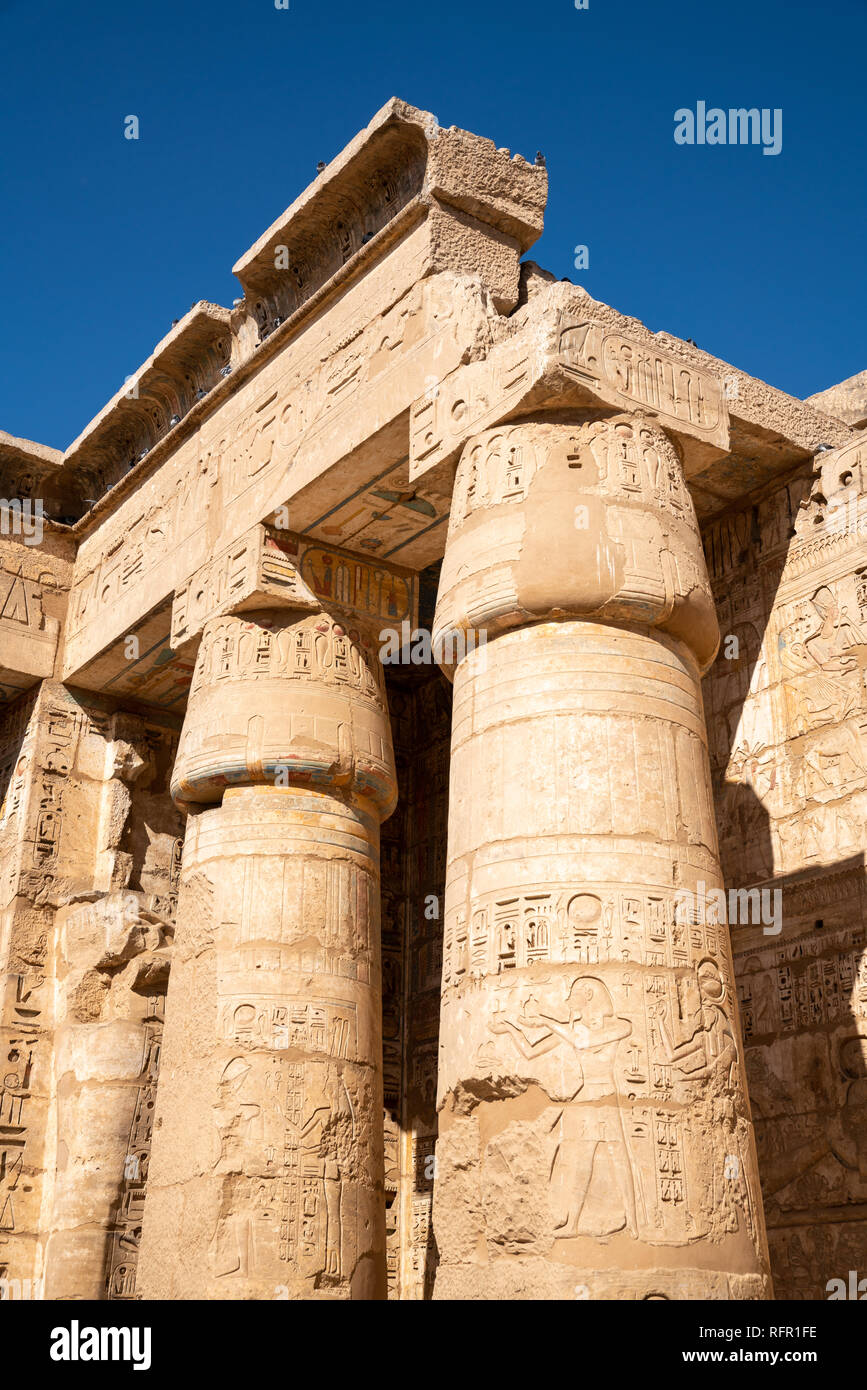 Luxor, Tempio mortuario della Medinet Habu rovine. Egitto Foto Stock