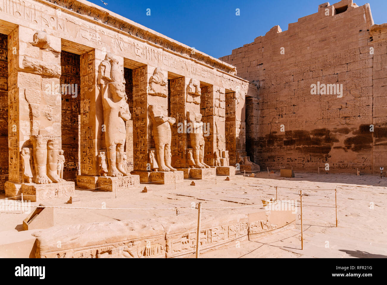 Medinet Habu tempio, peristilio corte. Luxor, Egitto Foto Stock