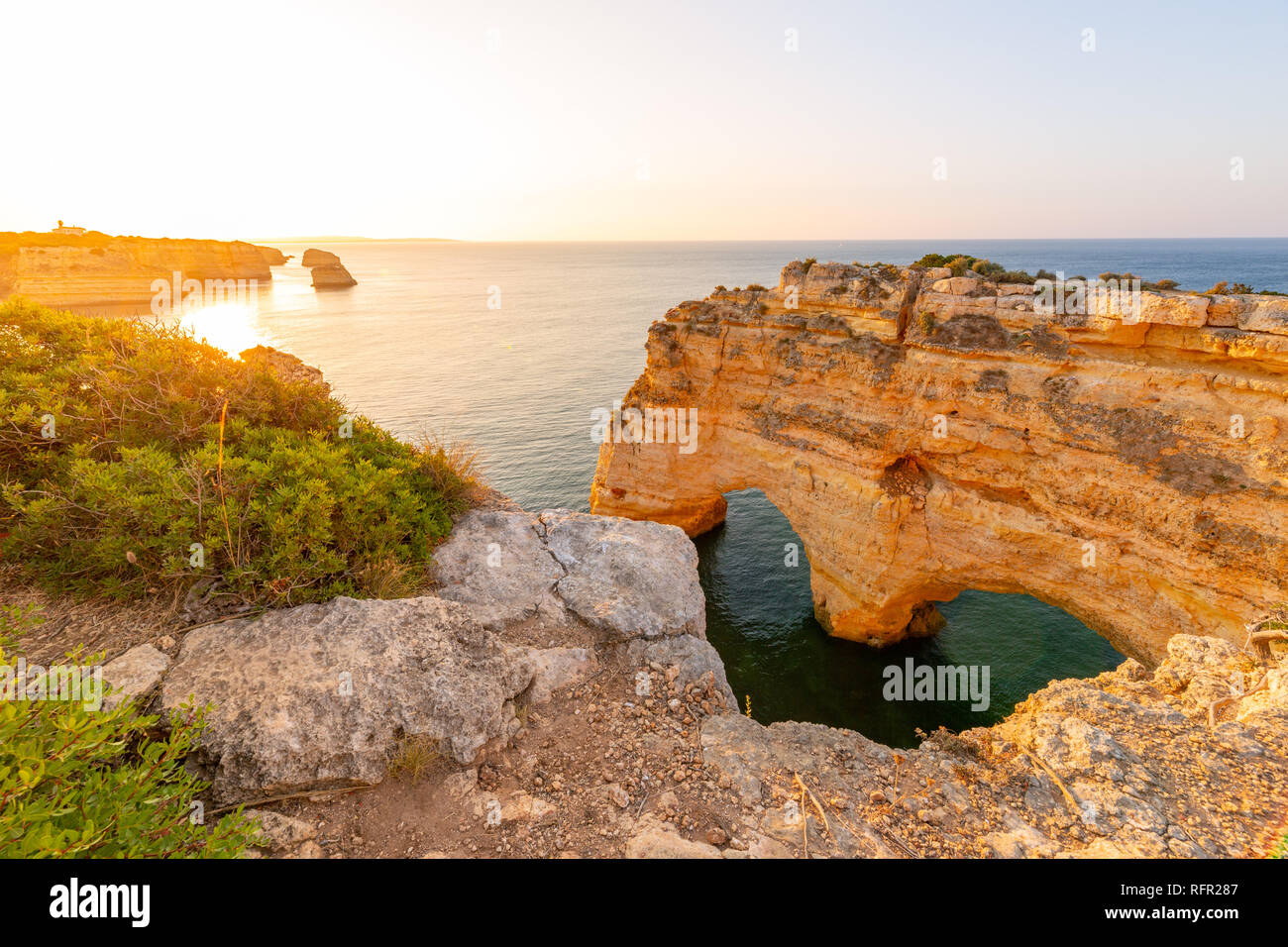 Praia da Marinha, Algarve, Portogallo. Seascape a forma di cuore le rocce Foto Stock