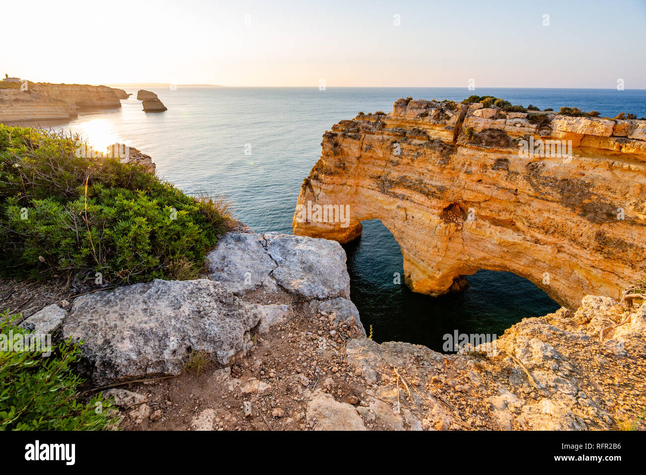 Praia da Marinha, Algarve, Portogallo. Seascape a forma di cuore le rocce Foto Stock