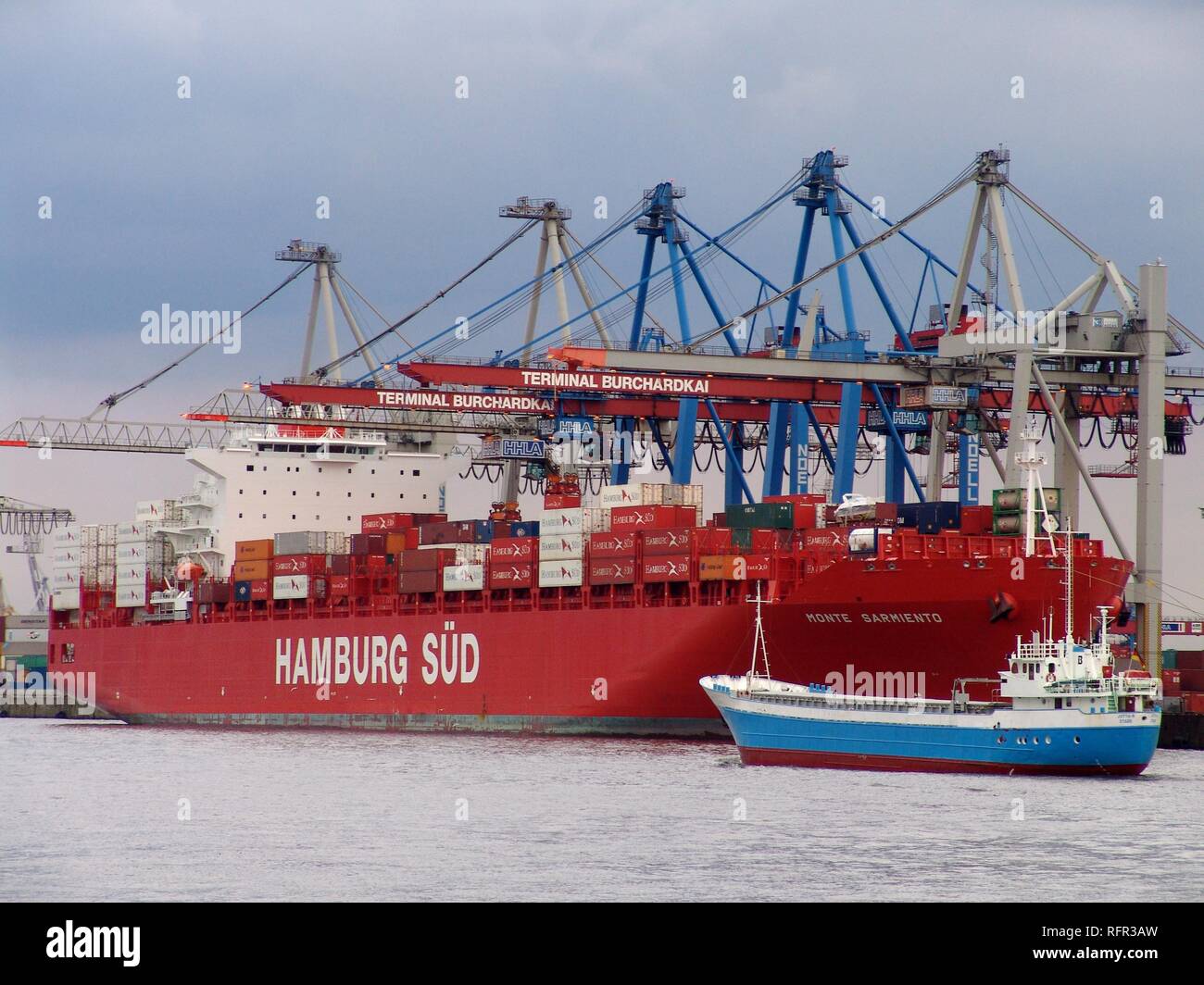 Contenitore freightship di tedesco la società di spedizione Hamburg Sued, carico e scarico, Amburgo, Germania Foto Stock