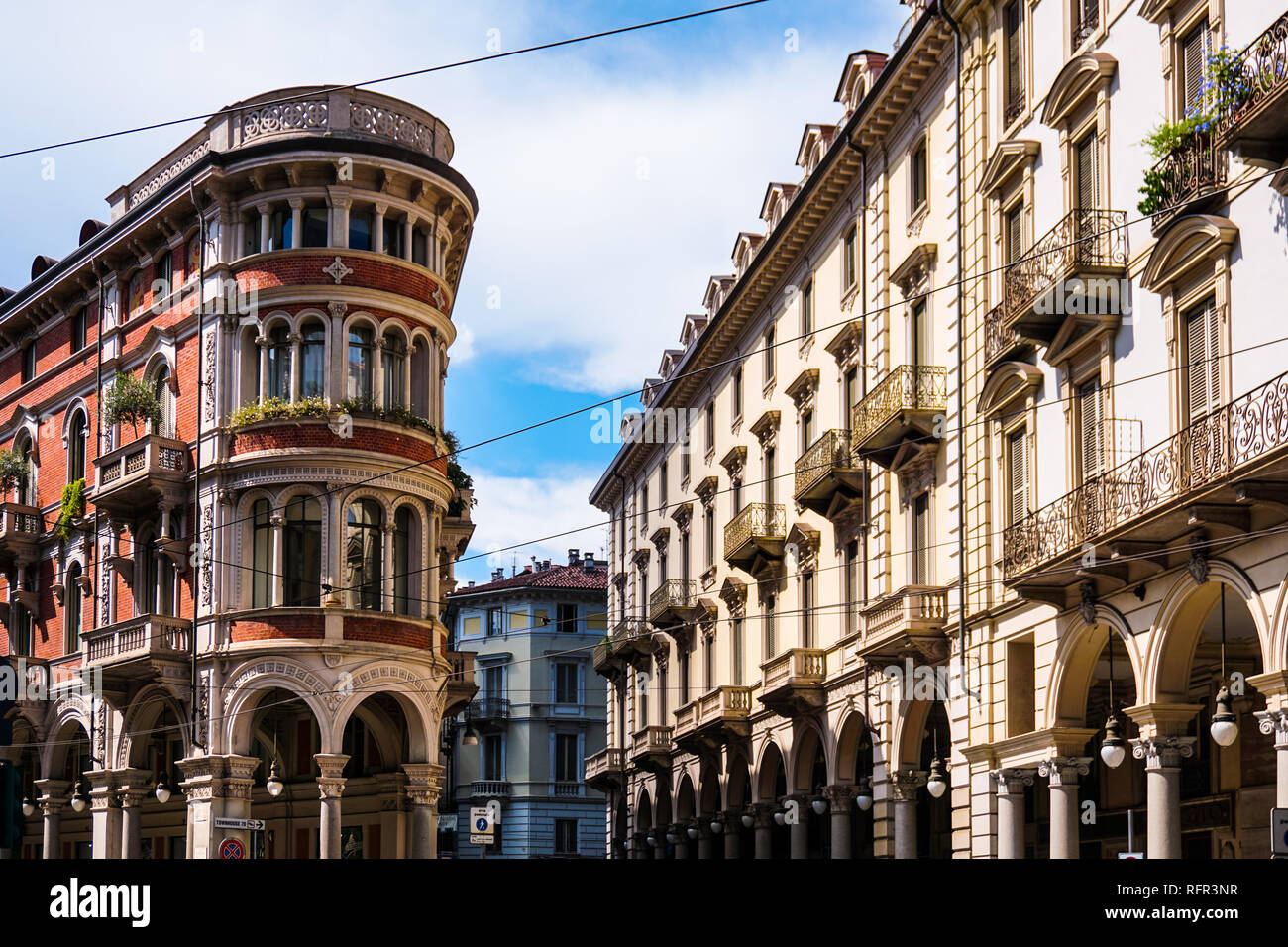 City street view di Torino, Italia su un luminoso giorno d'estate. Gli edifici di vecchia costruzione con tre stili di disegno. Foto Stock