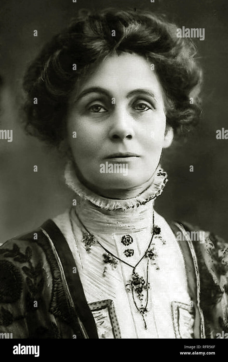 Emmeline Pankhurst è nato il 14 luglio 1858 in Moss Side, Manchester. La sua famiglia sono molto ricche e i suoi genitori erano entrambi politicamente attivo. Scansionata da materiale di immagine negli archivi della stampa Ritratto - Servizio (ex premere ritratto Bureau). Come ella invecchiavo, Emmeline notato che le donne sono state trattate in maniera diversa per gli uomini e divenne motivati a contribuire a cambiare la situazione. Nel 1903, insieme con le sue figlie Silvia e Christabel, fondò la donna sociale e politica europea (WSPU). Emmeline Pankhurst è ricordato per il suo duro lavoro con la WSPU nella lotta per aiutare le donne inglesi la votazione Foto Stock