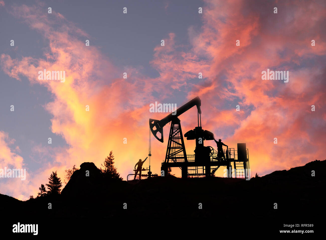 Nei Carpazi ucraini, la classica tecnologia di estrazione di petrolio e gas tramite pompe elettriche contro lo sfondo della eterna bellezza del Foto Stock