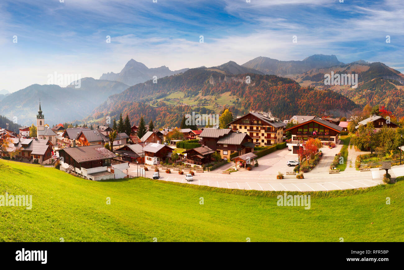 Francia, Chamonix, Ottobre 15, 2018: tipico ski resort villaggio delle Alpi al di sopra del distretto di Chamonix. Belle case in legno decorato con carv Foto Stock