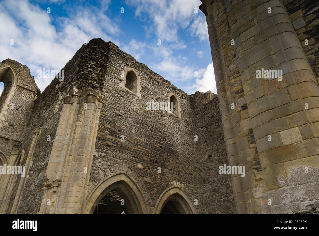 Valle Crucis Abbey è stata fondata nel 1201 come un monastero cistercense e chiuso nel 1537. Le rovine sono un prominente punto di riferimento nelle vicinanze del Llangollen Galles del Nord Foto Stock