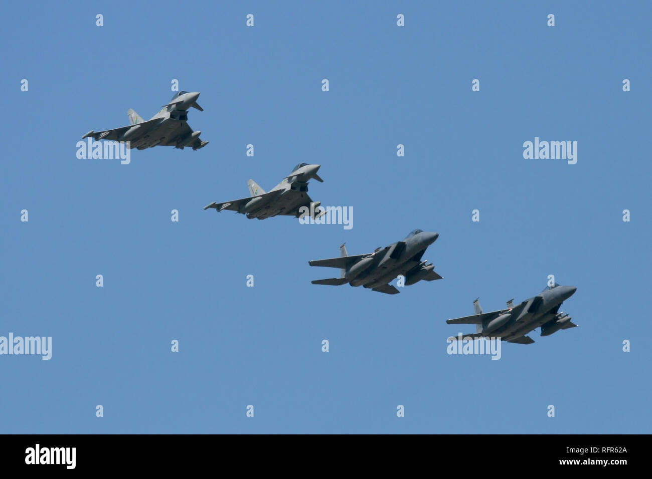 Una formazione mista di RAF Typhoon FGR4s e USAF F-15C ripristinare RAF Coningsby durante un esercizio combinato dal 493rd FS, USAF e 11 Sqn, RAF. Foto Stock