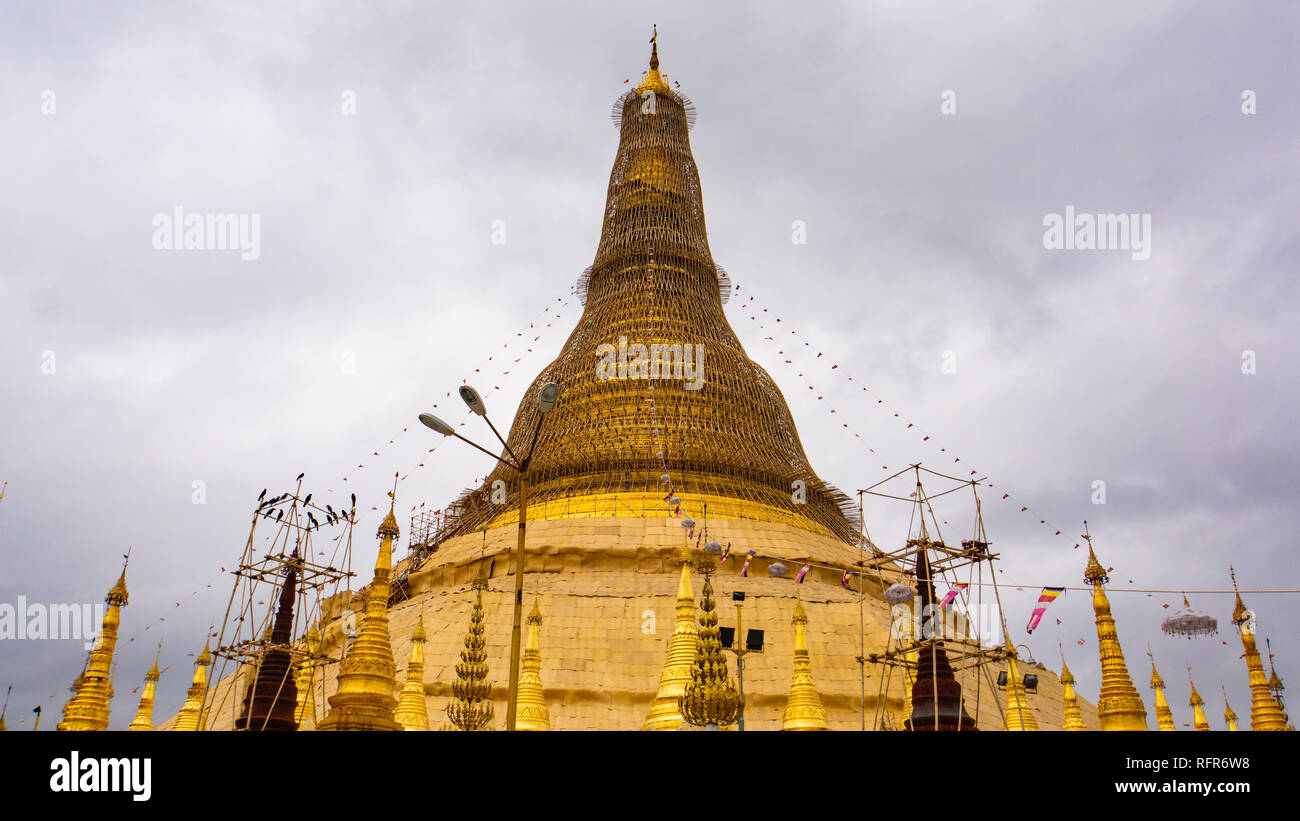 Vista della Shwedagon pagoda mentre sotto impalcature per rifare la foglia d'oro durante la manutenzione di routine ogni 5 anni Foto Stock