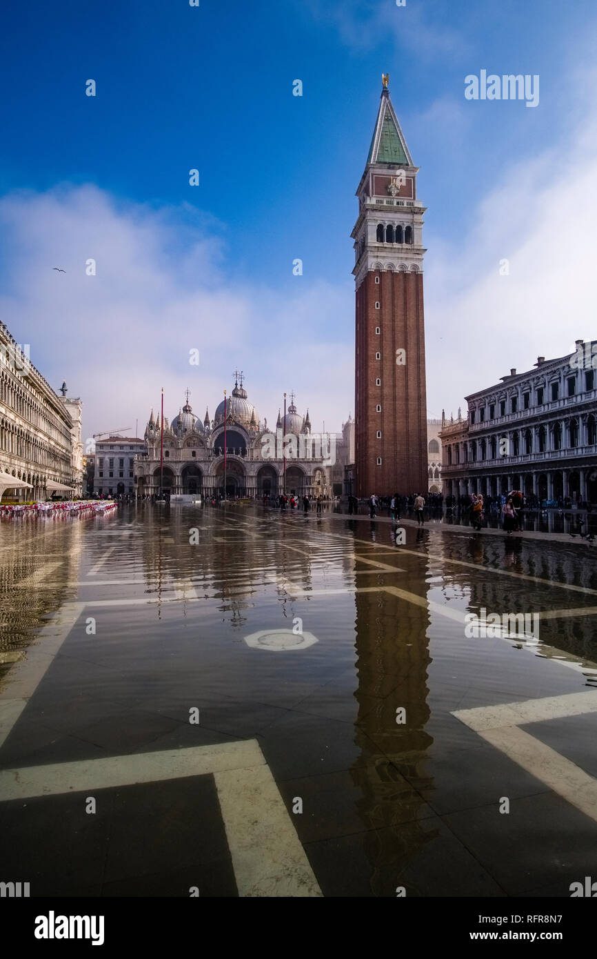 Piazza San Marco, Piazza San Marco, inondati durante l'acqua alta Foto Stock