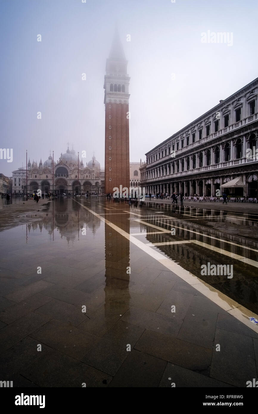 Piazza San Marco, Piazza San Marco, inondati durante l'acqua alta Foto Stock