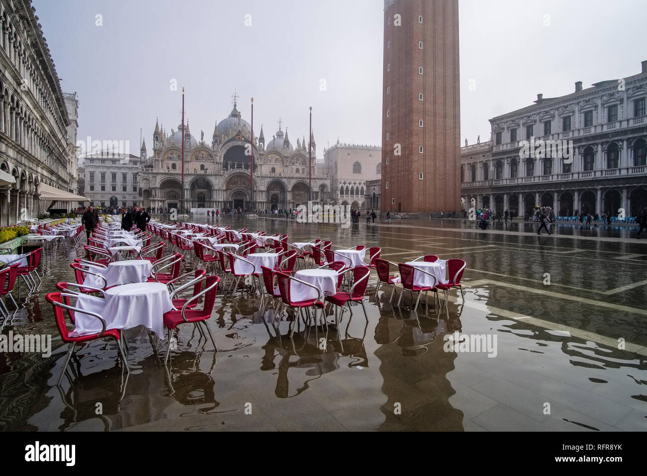 Piazza San Marco, Piazza San Marco, vuote con tavoli e sedie di un ristorante, inondati durante l'acqua alta Foto Stock
