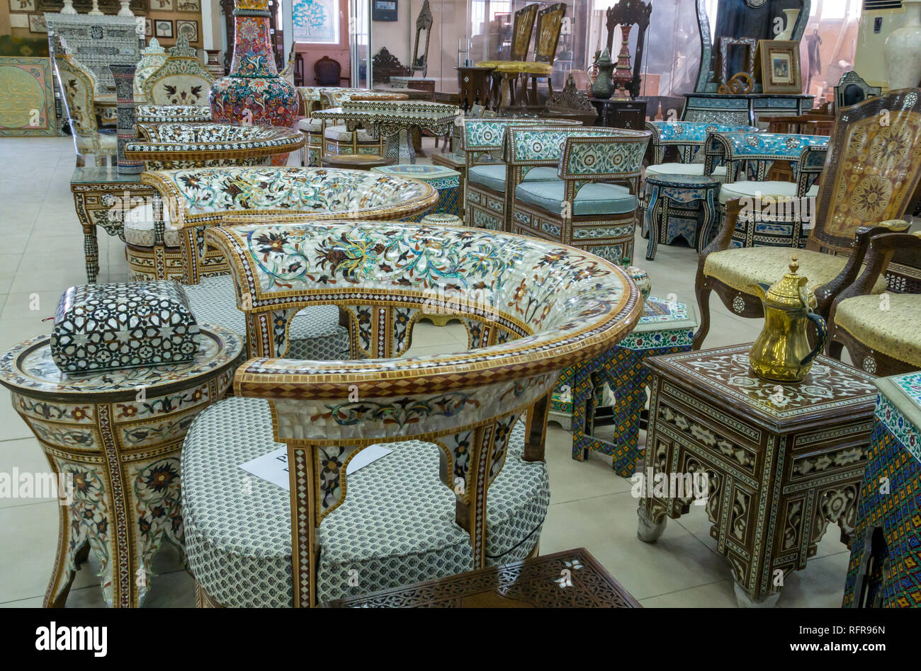 Interno di Madaba arte e il centro artigianale con madre perla intarsio in legno e mobili in shop display, Giordania, Medio Oriente Foto Stock
