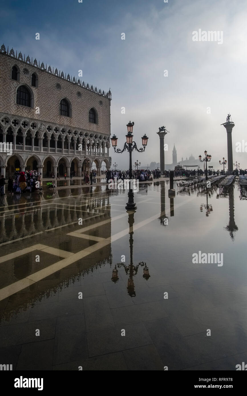 Piazza San Marco, la Piazzetta di San Marco, inondati durante l'acqua alta Foto Stock