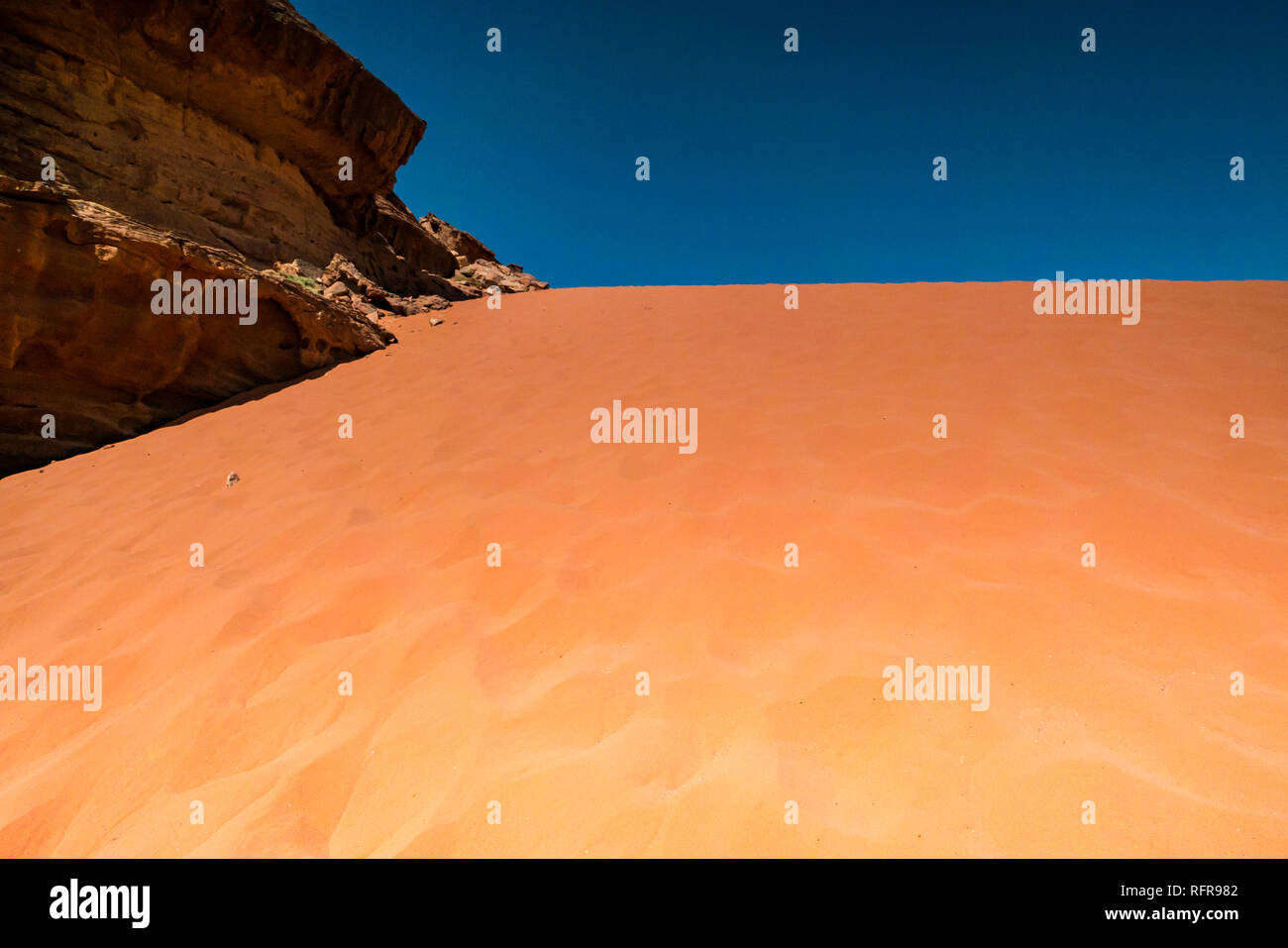 Enormi dune di sabbia, Wadi Rum vallata desertica, Giordania, Medio Oriente Foto Stock