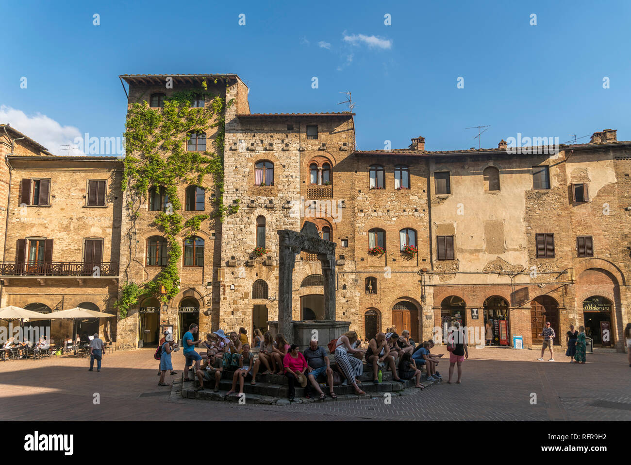 Piazza della cisterna im historischen Zentrum San Gimignano, Toskana, Italien | Piazza della cisterna presso il centro storico di San Gimignano, Foto Stock