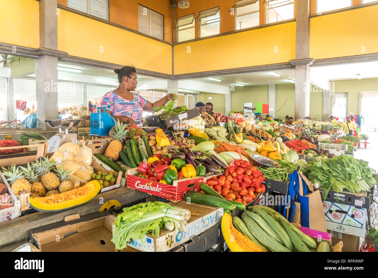 Stand mit Obst und Gemüse auf dem Markt in Port Mathurin, Insel Rodrigues, Mauritius | frutta e verdura sul mercato a Port Mathurin, Rodri Foto Stock