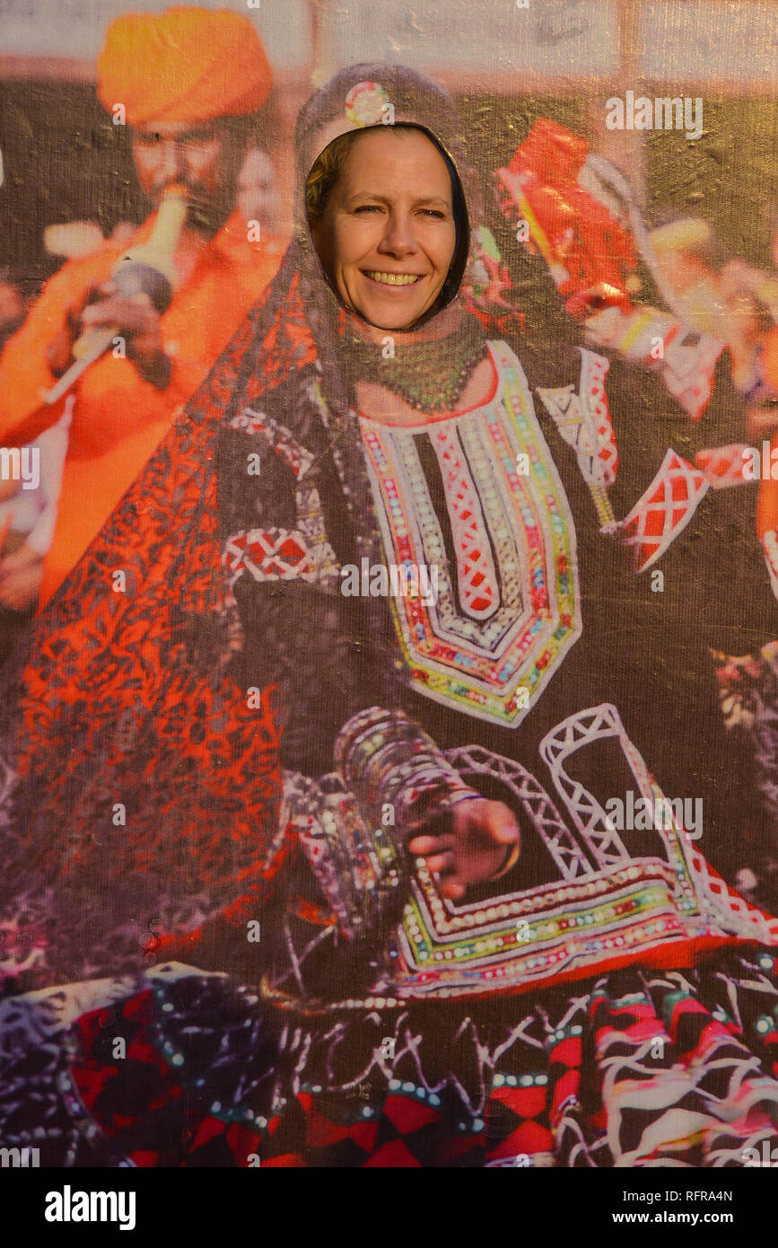 Jaipur, India. 26 gen, 2019. Un turista straniero di scattare una foto dietro un banner durante la ZEE Jaipur Festival della Letteratura 2019 a Diggi Palace di Jaipur, Rajasthan, India. Credito: Shaukat Ahmed/Pacific Press/Alamy Live News Foto Stock