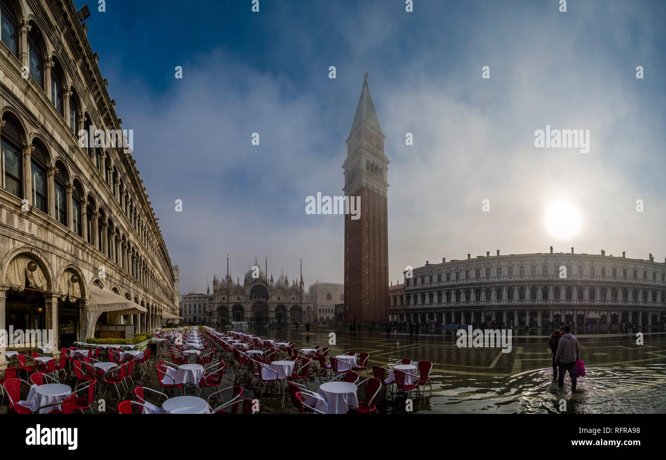Vista panoramica sulla Piazza San Marco, Piazza San Marco, vuote con tavoli e sedie di un ristorante, inondati durante l'acqua alta Foto Stock