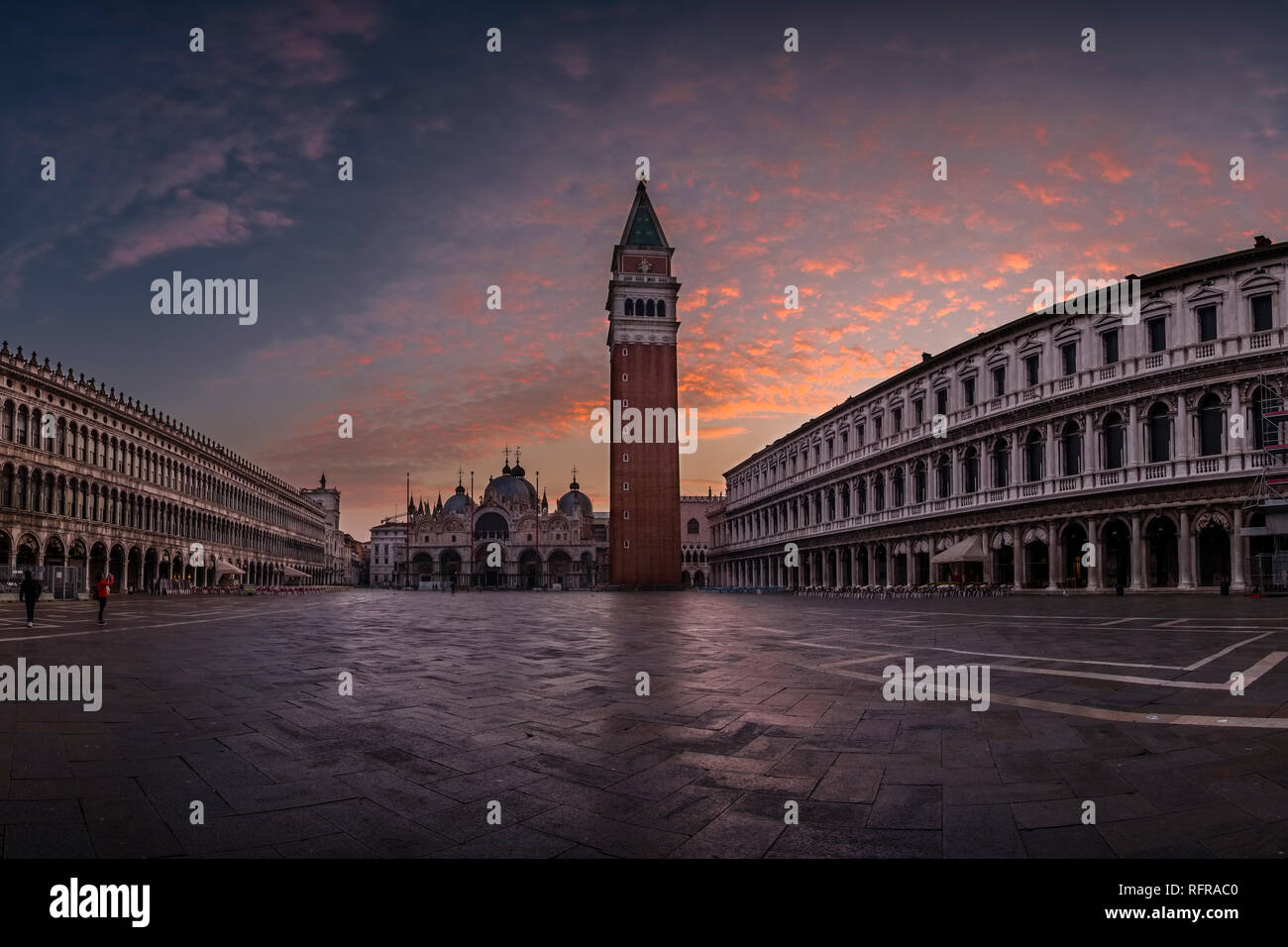 Vista panoramica sulla Piazza San Marco, Piazza San Marco e Campanile di San Marco e Campanile di San Marco, a sunrise Foto Stock