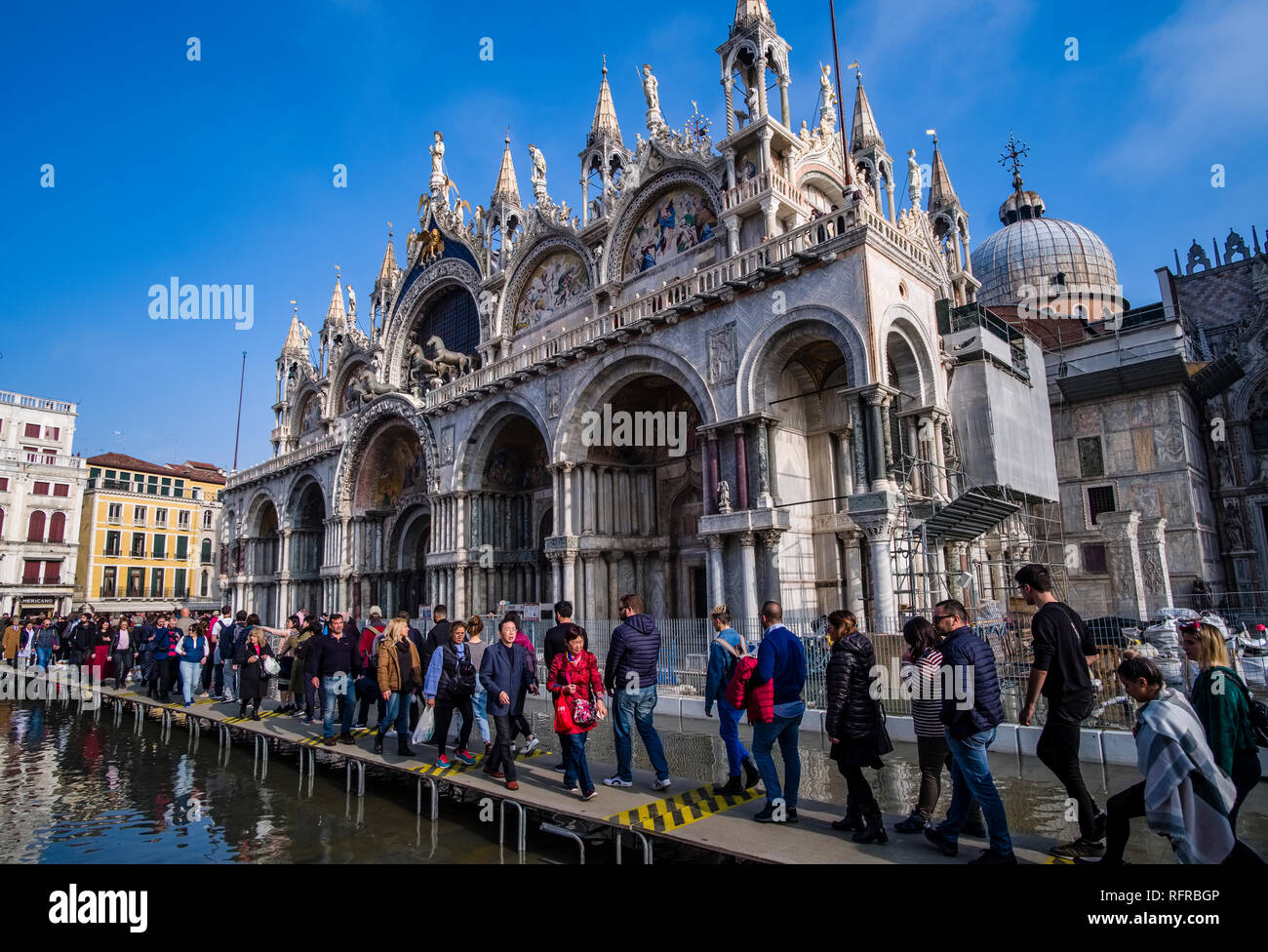 Molti turisti vengono a camminare su passerelle di fronte alla Basilica di San Marco e Basilica di San Marco, Piazza San Marco, Piazza San Marco allagata durante t Foto Stock