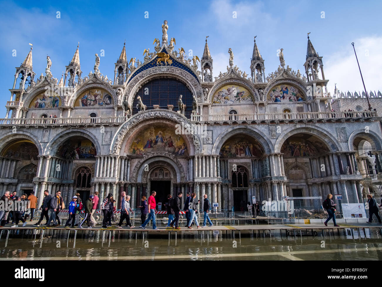 Molti turisti vengono a camminare su passerelle di fronte alla Basilica di San Marco e Basilica di San Marco, Piazza San Marco, Piazza San Marco allagata durante t Foto Stock