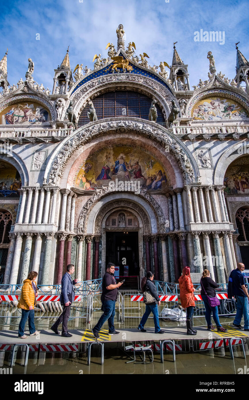 Molti turisti vengono a camminare su passerelle di fronte alla Basilica di San Marco e Basilica di San Marco, Piazza San Marco, Piazza San Marco allagata durante t Foto Stock