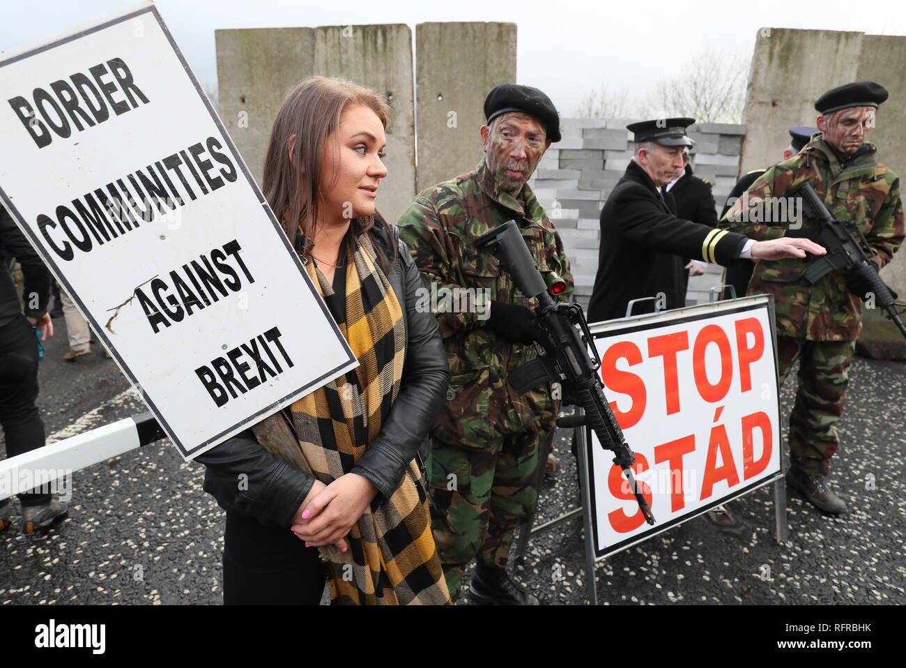 Una simulazione di checkpoint presidiati da attori vestiti come soldati e funzionari doganali costruito durante un anti-Brexit al rally di frontiera irlandese vicino Carrickcarnan, Co Louth. Foto Stock