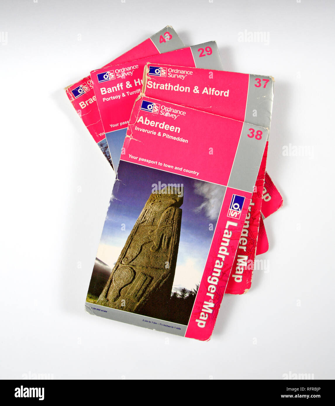 Un set di Ordnance Survey Landranger mappe per viaggiare nel nord-est della Scozia nel Regno Unito, l'Europa. Foto Stock