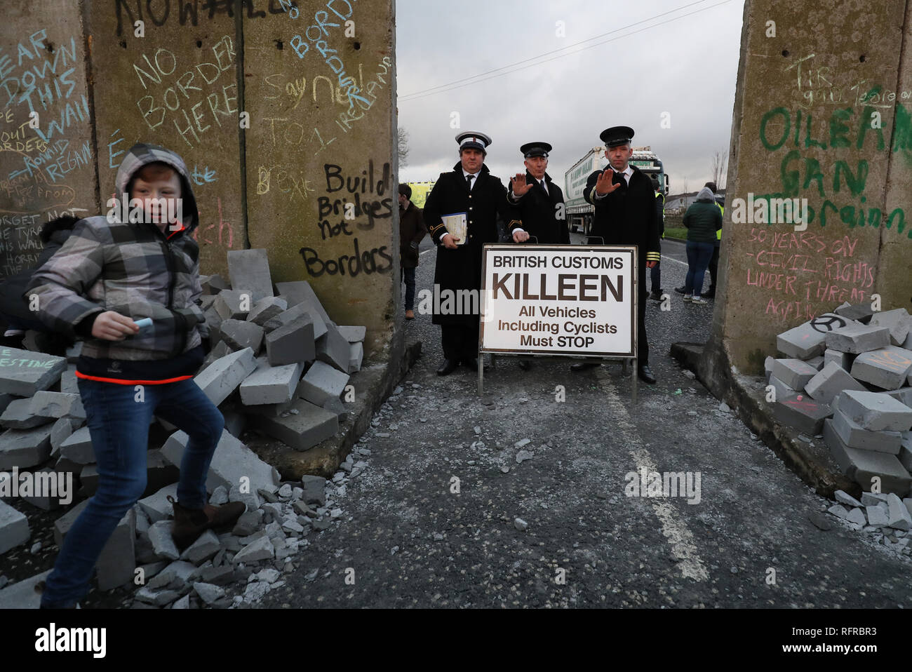 Una simulazione di checkpoint presidiati da attori vestiti come i funzionari della dogana costruito durante un anti-Brexit al rally di frontiera irlandese vicino Carrickcarnan, Co Louth. Foto Stock