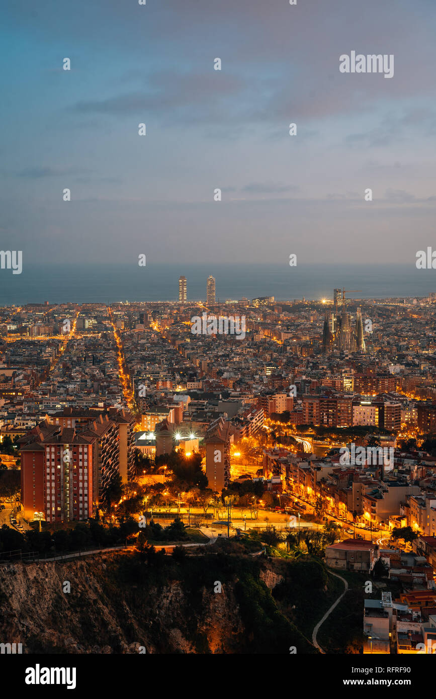 Notte cityscape vista dal bunker del Carmelo (Colina de la Rovira), a Barcellona, Spagna Foto Stock
