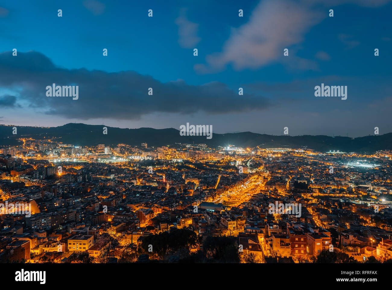 Notte cityscape vista dal bunker del Carmelo (Colina de la Rovira), a Barcellona, Spagna Foto Stock