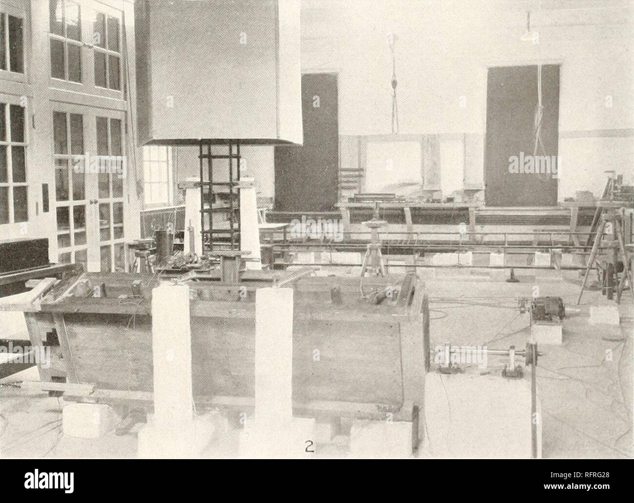 . Carnegie Institution di Washington la pubblicazione. . Esperimento Non-Magnetii edificio del dipartimento del magnetismo terrestre. 1. Vista da sud-ovest. 2. Vista interna. Si prega di notare che queste immagini vengono estratte dalla pagina sottoposta a scansione di immagini che possono essere state migliorate digitalmente per la leggibilità - Colorazione e aspetto di queste illustrazioni potrebbero non perfettamente assomigliano al lavoro originale. Carnegie Institution di Washington. Washington, Carnegie Institution di Washington Foto Stock