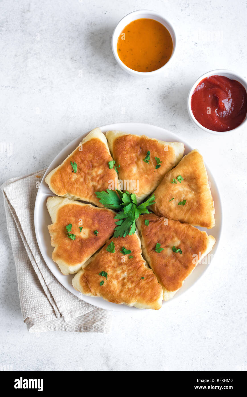 Profondo fritto vegetariano vegano torte con salse, samsa, samosas - vegetali tradizionali torte ripiene, torte vegetariane con salse su sfondo bianco, co Foto Stock