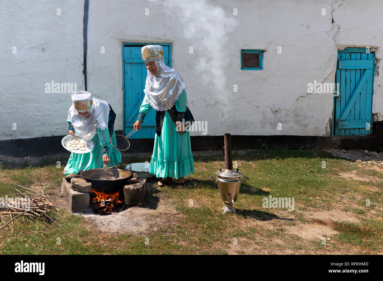 Il kazako donne in costumi tradizionali per la cottura tradizionale pane conosciuta come Baursak, in Shymkent in Kazakhstan. Foto Stock