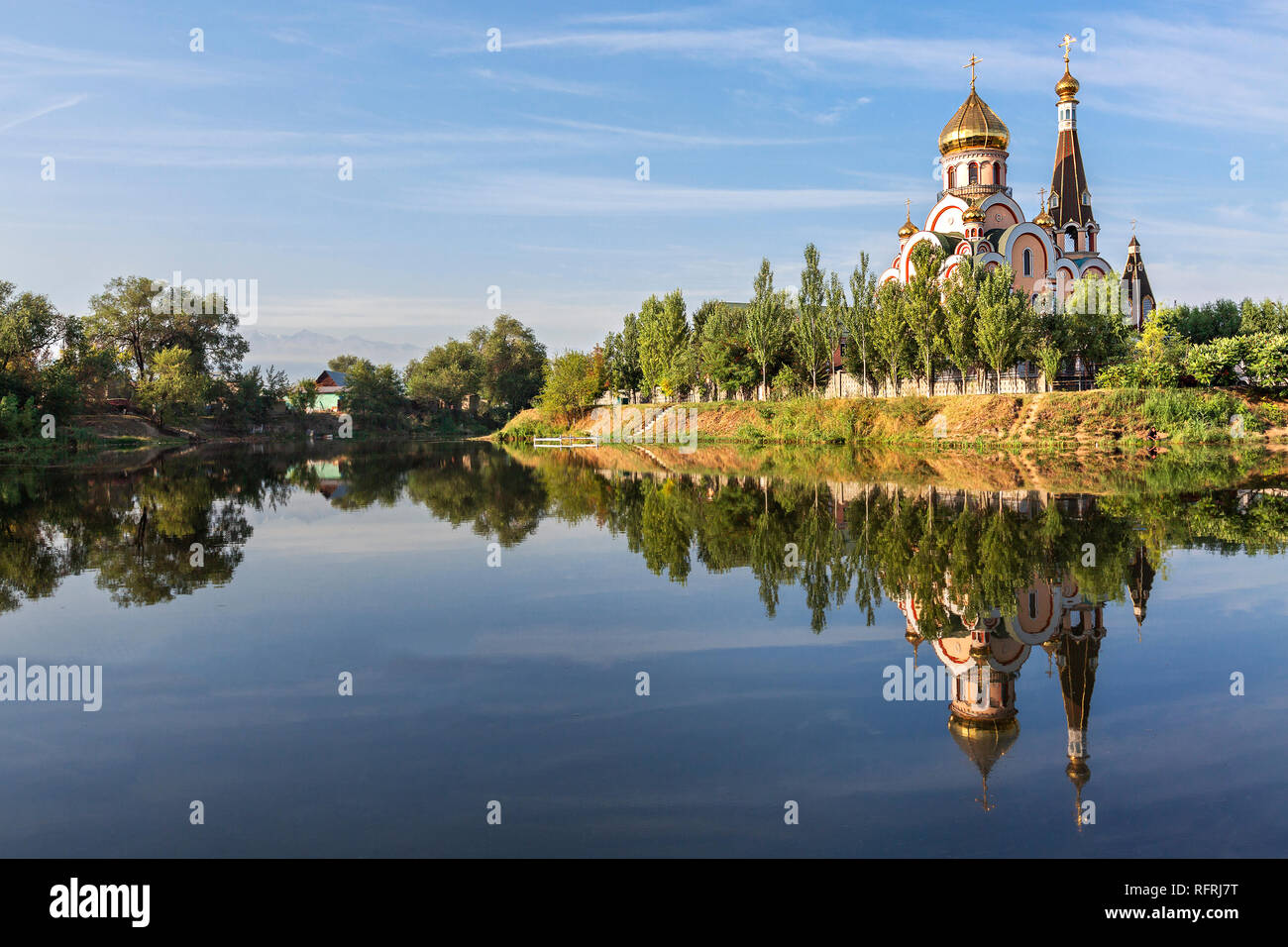 Chiesa russa ortodossa conosciuta come chiesa di esaltazione della Santa Croce e la sua riflessione in Almaty, Kazakhstan Foto Stock