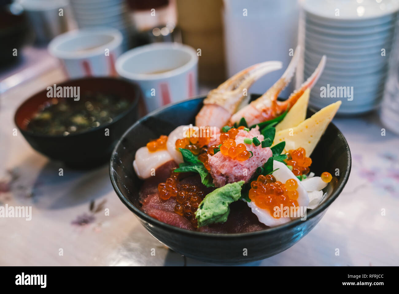 Chirashi Sushi Don o il sashimi donburi, pesce Giapponese ciotola di riso condito con un misto di materie tonno, salmone roe, hotate smerlo, engawa, granchio carne ad artiglio Foto Stock