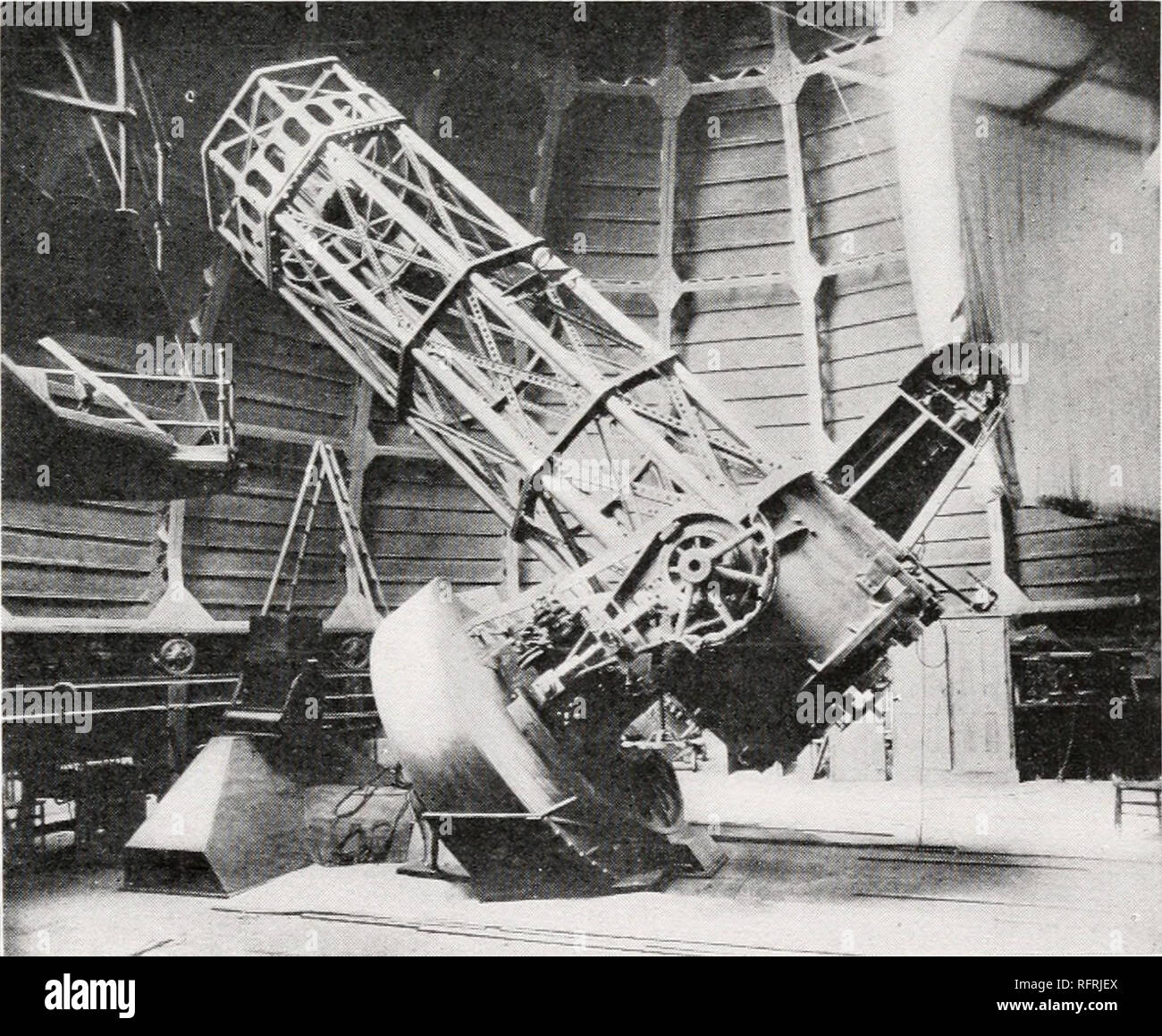 . Carnegie Institution di Washington la pubblicazione. 53 raggi di luce, dopo la caduta sul mirror, convergono in un punto focale e che in questo caso è in corrispondenza della estremità superiore del tubo (Fig. 38). La lastra fotografica può essere fissata in asse del tubo o collocato in corrispondenza di un lato, dove riceve l'immagine dopo reflec- zione da uno specchio piano montata diagonalmente. In un'altra disposizione di un specchio convesso prende il posto del piano diagonale e invia i raggi verso la base del tubo, dove vengono nuovamente riflessa da uno specchio piano o a un punto su un lato del tubo o verso il basso attraverso la Foto Stock