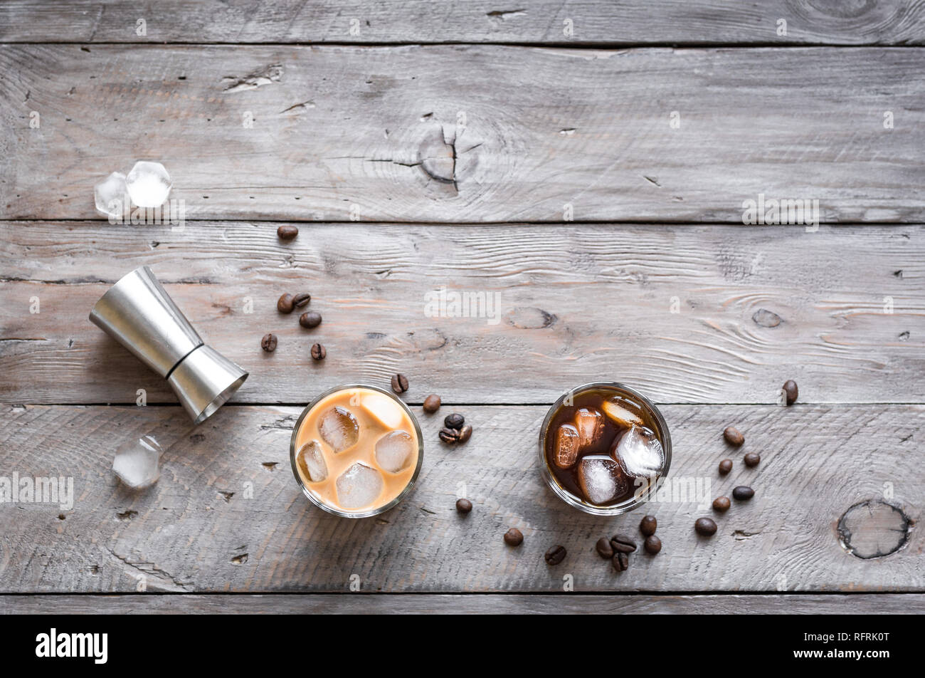 Bianco e nero russo cocktail con vodka e liquore al caffè e crema. In casa iced alcool nero Boozy Russo e White Russian drink con caffè b Foto Stock