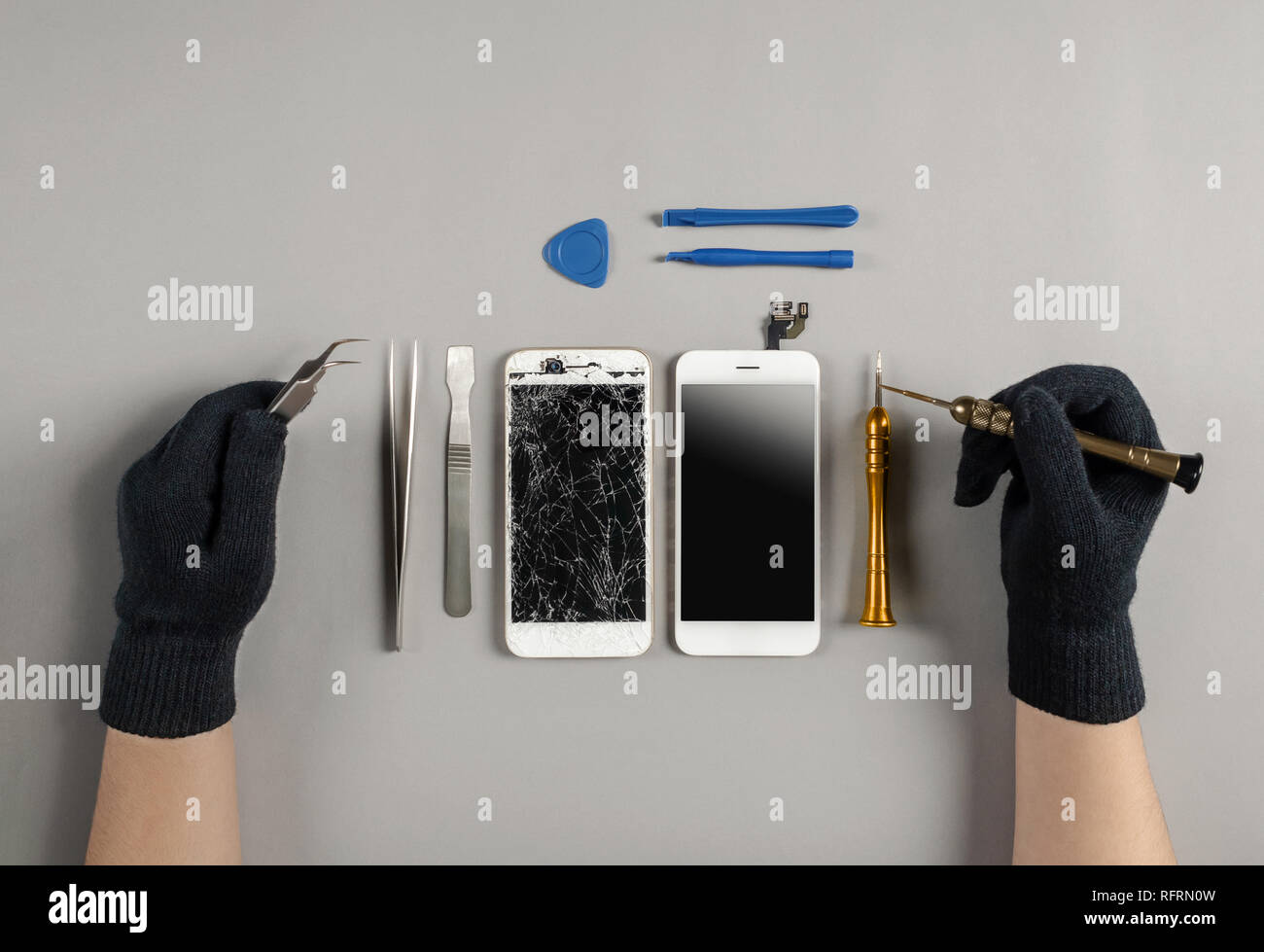 Prepairing del tecnico per la riparazione e la sostituzione del nuovo schermo rotto e schermo incrinato prepairing smartphone sulla scrivania Foto Stock