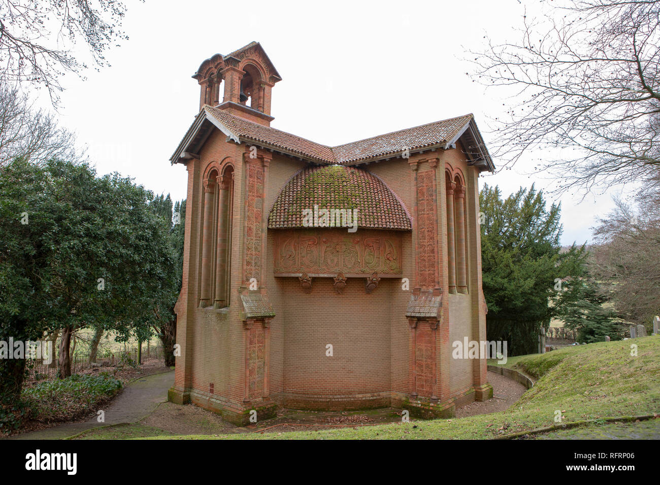 Il Watt cappella del cimitero in Compton Surrey. Costruito tra il 1896/1898 da persone locali visto che è stato progettato da artista residente Maria Fraser Tyler. Foto Stock